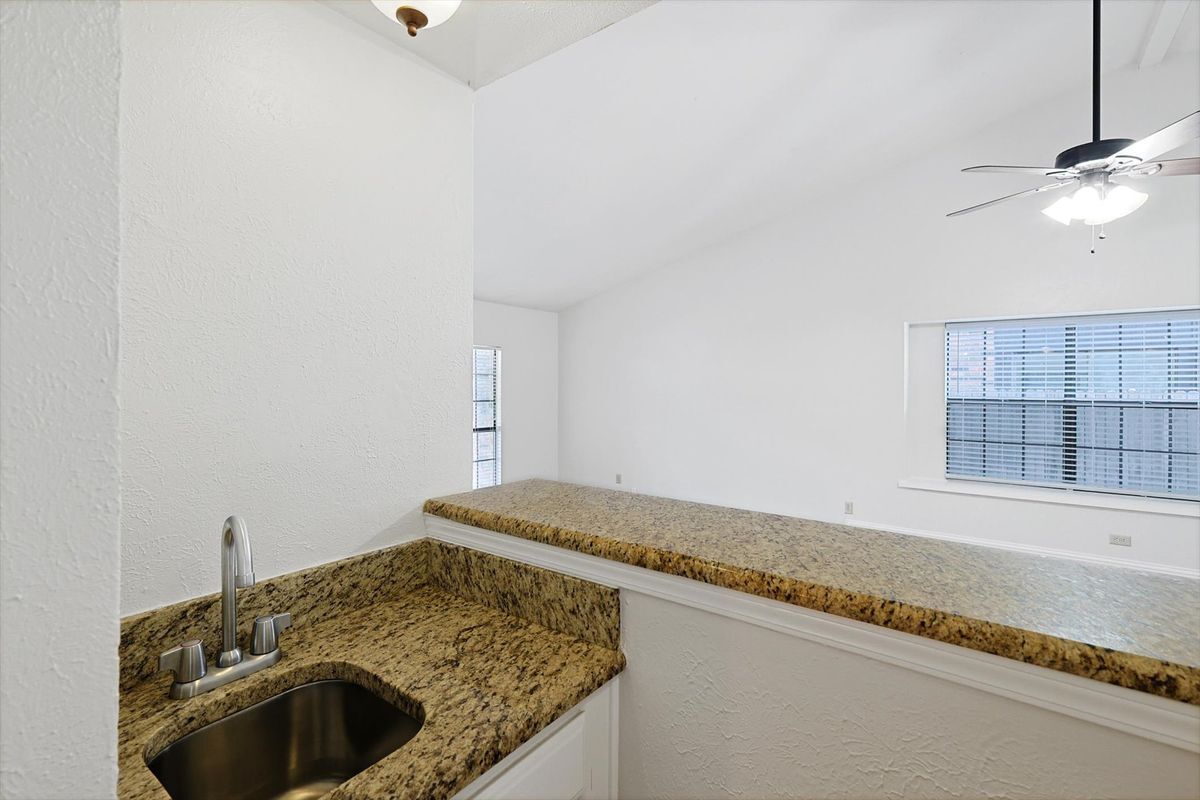 Building Photo - 2825 Windsor Dr