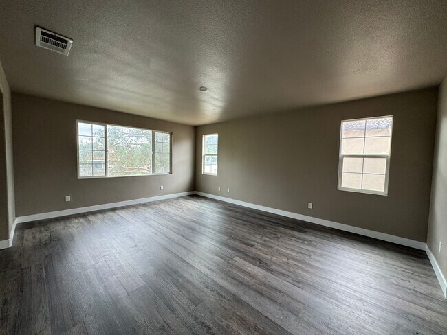 Building Photo - 5 Bedroom 3.5 Bathroom Home in Willowalk Community