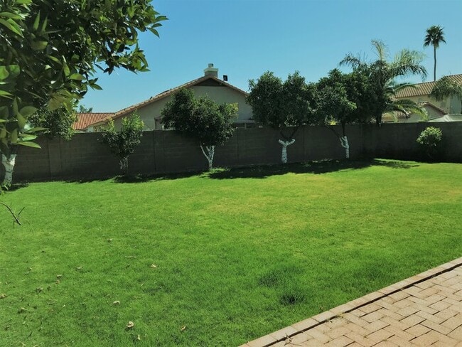 Building Photo - Beautiful 4Bd x 2.5Bath w/ HUGE Backyard &...