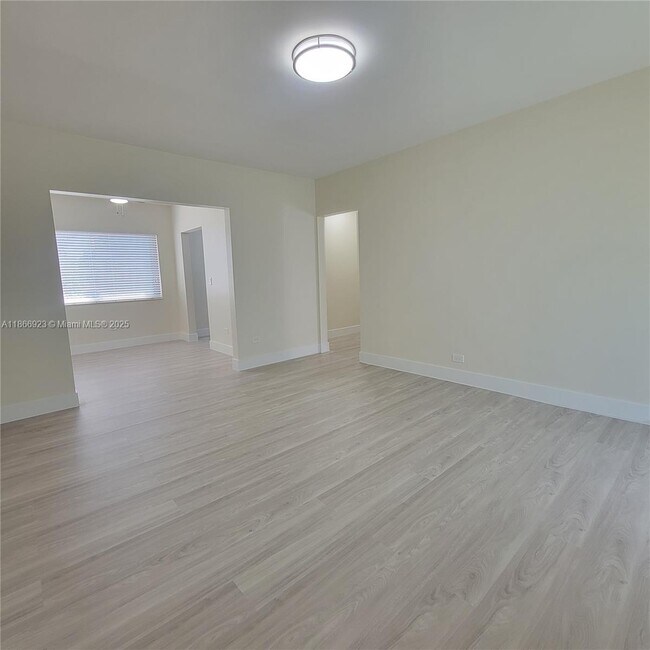 Building Photo - 2140 Biarritz Dr