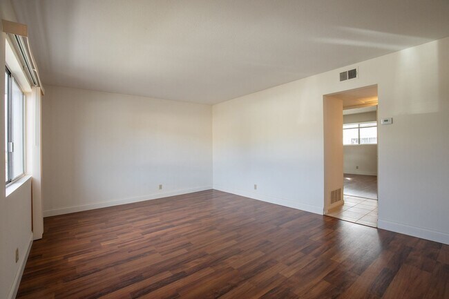 Building Photo - Beautiful 2 bedroom in 55+ Community