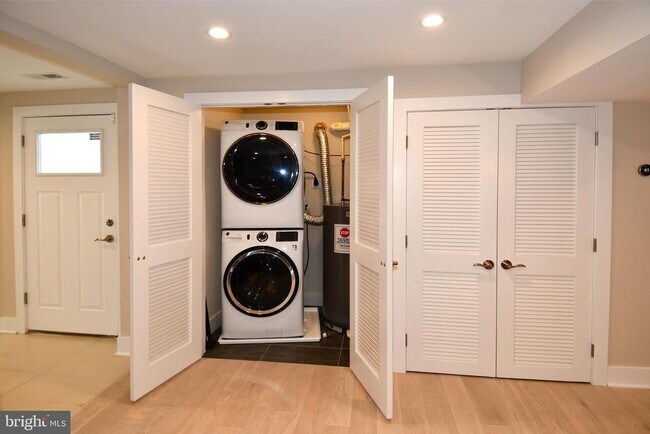 Building Photo - 901 Lawrence St NE