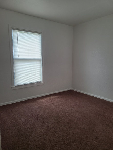 Building Photo - 641 Robinson St