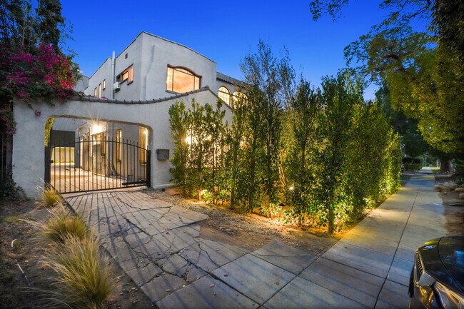 Building Photo - 1284 S Cloverdale Ave