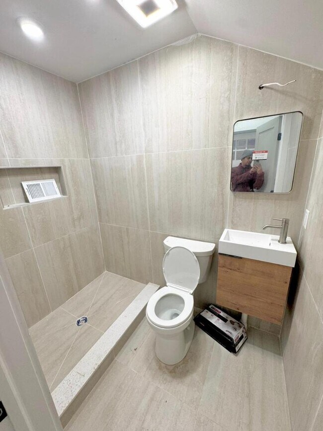 Building Photo - 116 E Huntingdon St