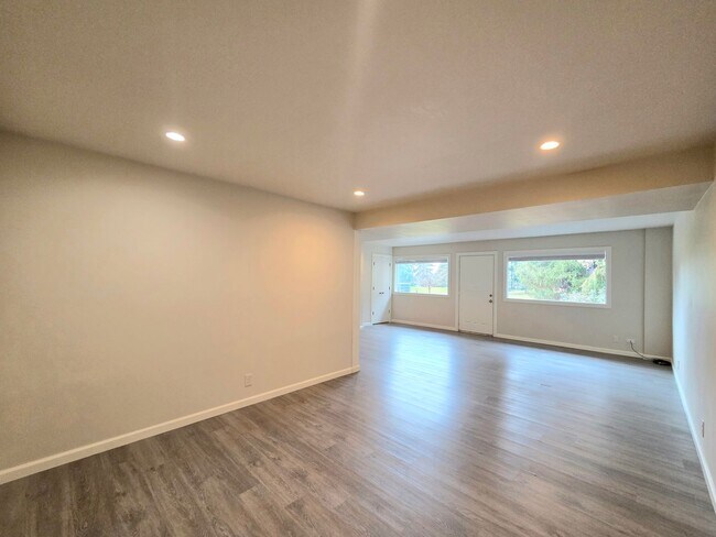 Building Photo - 4 Bed, 2 Bath -- Newly Renovated -- Home on Wenatchee Golf & Country Club's 16th Fairway**