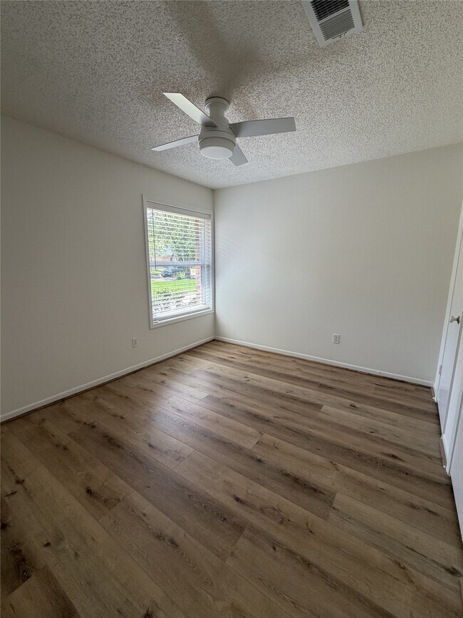 Building Photo - 2211 Brook View Ln