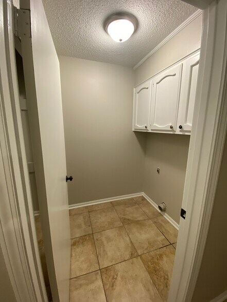 Laundry room - 15346 Crystal Dr