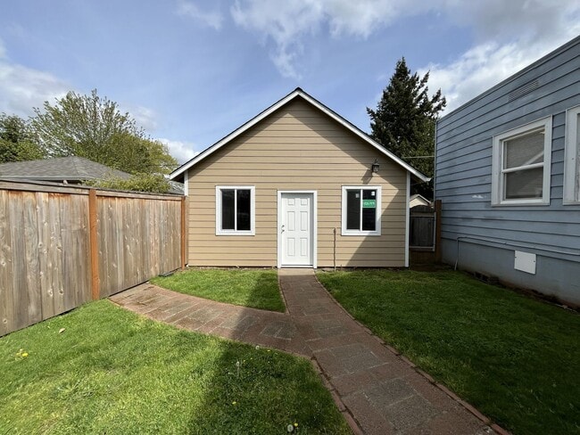 Building Photo - Expansive 4BR 2,900+ Sq Ft Home with Theater-Style Living Room & Bonus Hobby Workshop