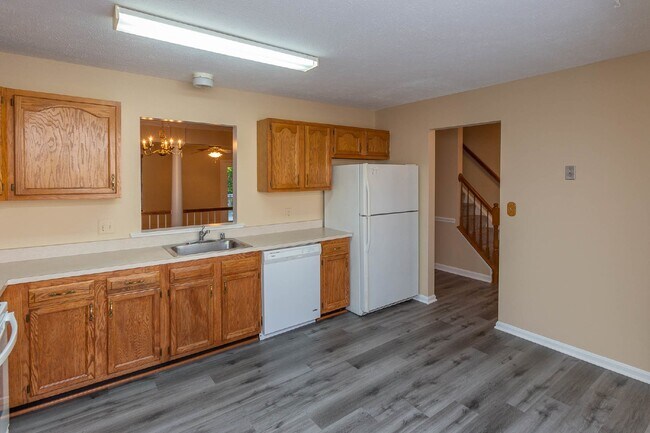 Building Photo - 3 BR, 2.5 BA Townhome in North Stafford