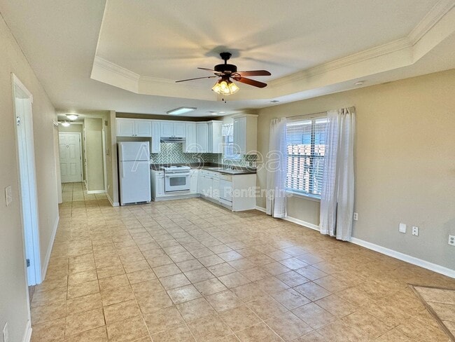 Building Photo - 436 Park Lake Dr