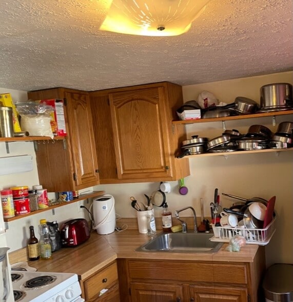 Kitchen - 7 Deloss St