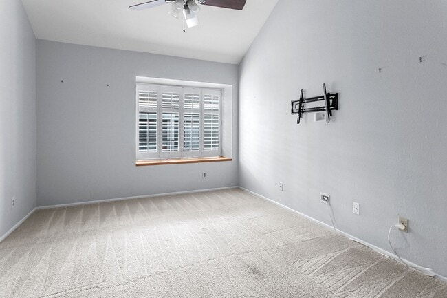 Building Photo - TWO BEDROOM HOA CONDO WITH TWO GARAGES