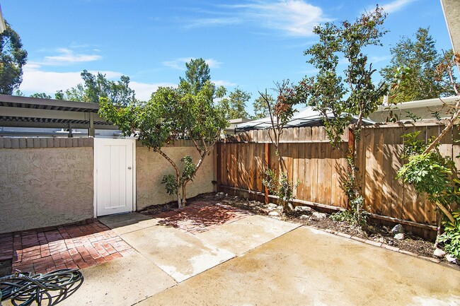 Building Photo - Live by the Lakeside -  Upgraded Spacious TOWNHOME in Lakeside Park