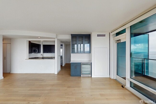 Building Photo - 425 1st St