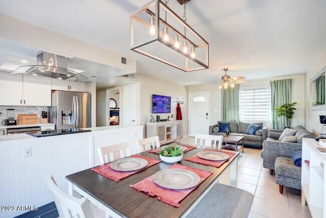 Building Photo - 1648 W Grovers Ave