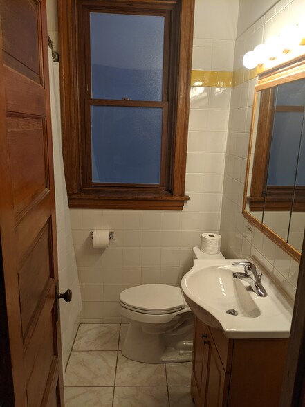 Bathroom - 3733 N Greenview Ave