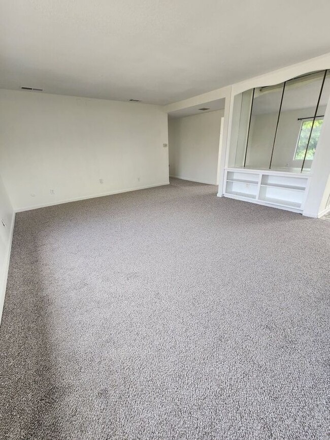 Building Photo - $1000 REBATE! SPACIOUS 3BR / 2BA unit with...