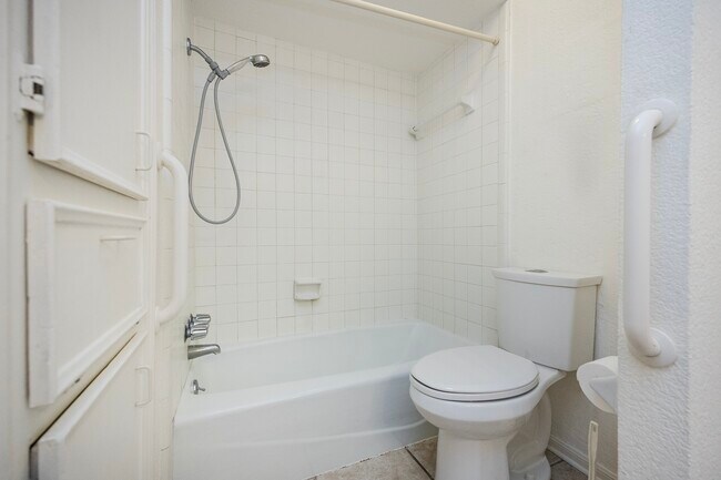 Building Photo - 7315 Foxside Ln