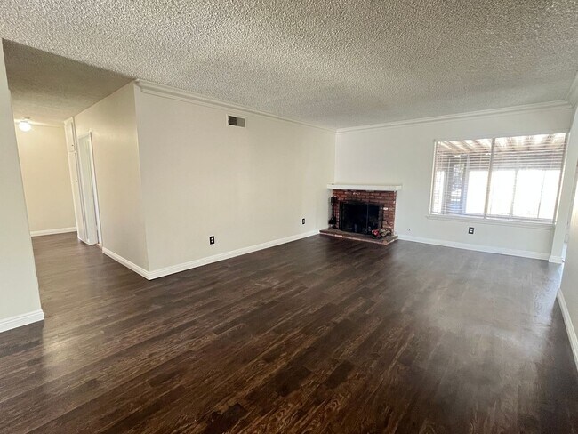 Building Photo - 4 Bedroom, 2 bath home for rent in Huntington Beach