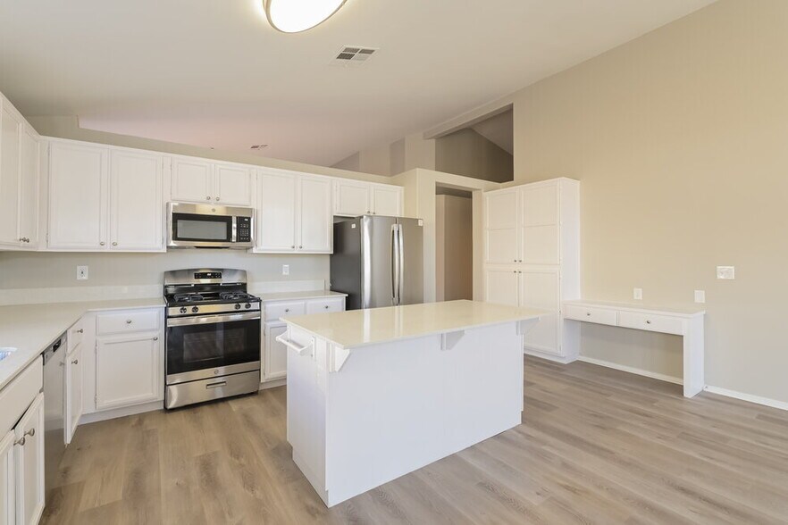 Building Photo - 682 Covina Dr