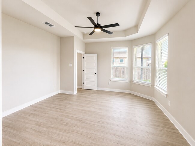 Building Photo - Beautiful 3 Bedroom Home + Study in Paramount