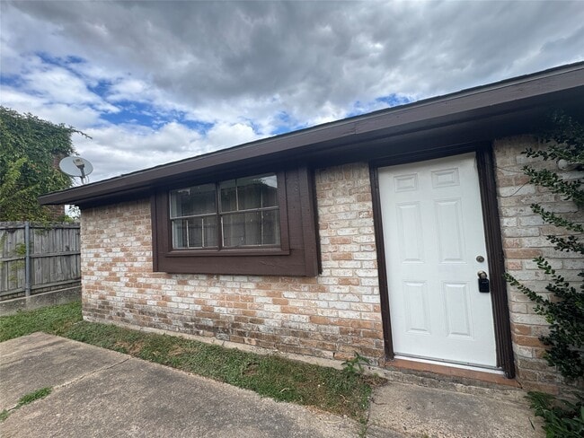 Primary Photo - 10032 Neuens Rd