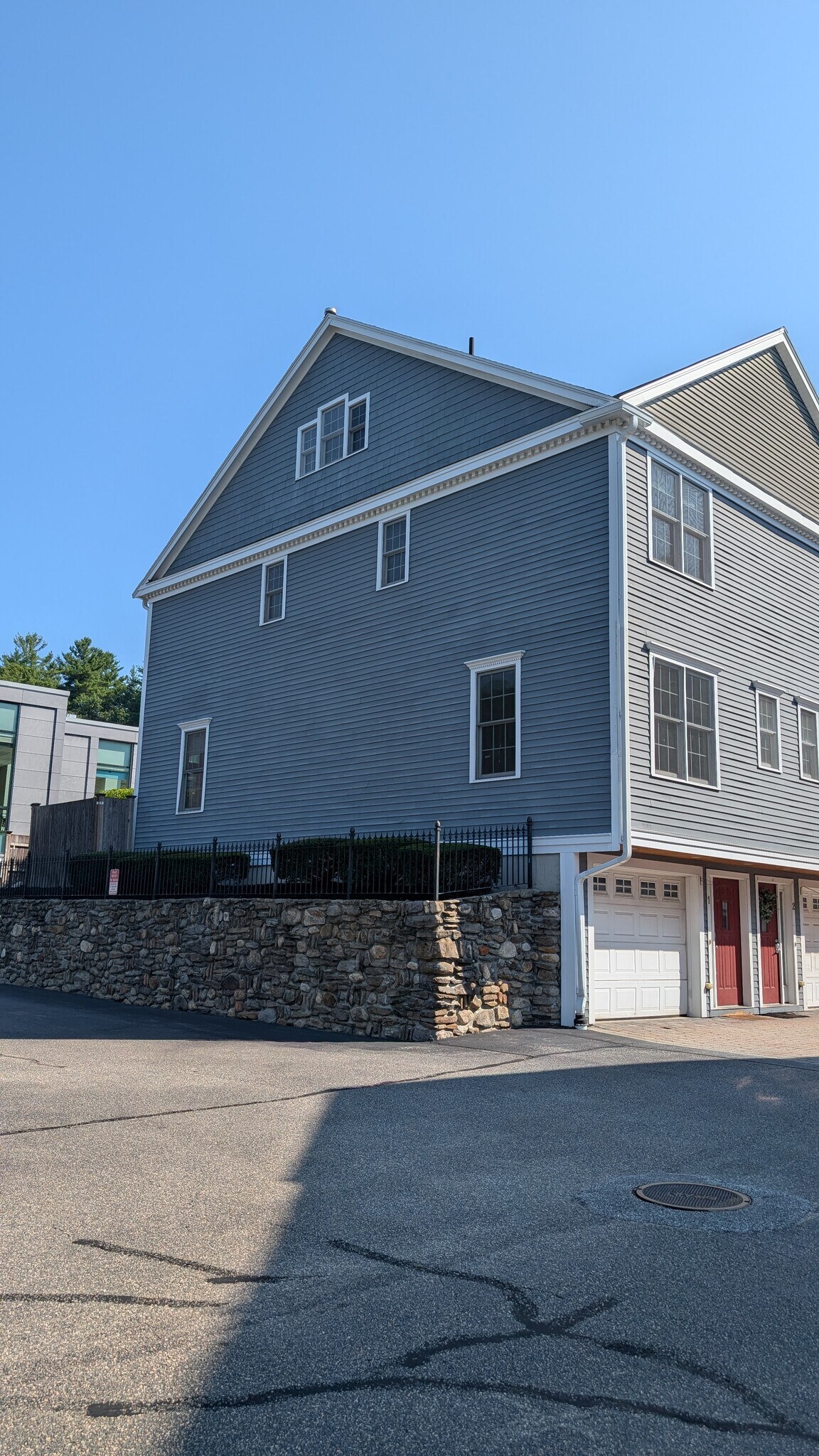Building Photo - 894 Main St