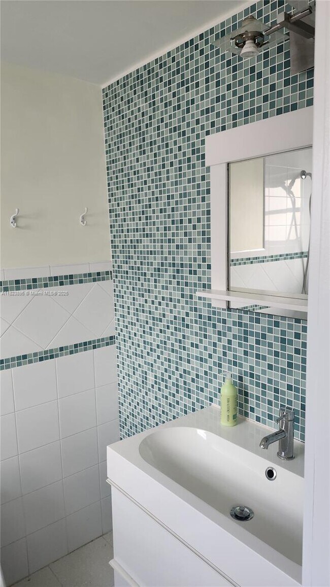 Building Photo - 200 NE 12th Ave