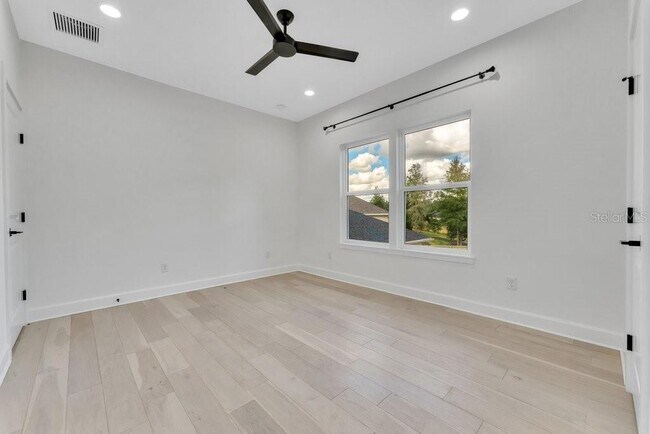 Building Photo - 10468 SW 32nd Ave
