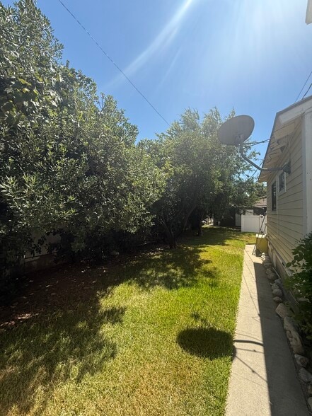 BackYard - 2448 5th St