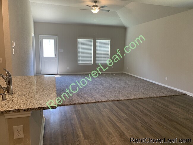 Building Photo - Available Now: 5 bed 3 Full bath