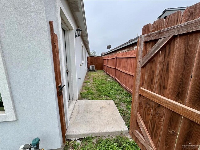 Building Photo - 2606 W Primrose Ave