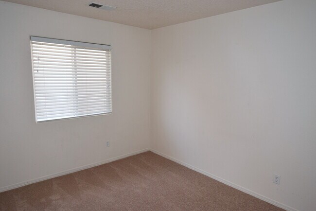 Building Photo - Amazing 3 Bedroom Home Near KAFB!