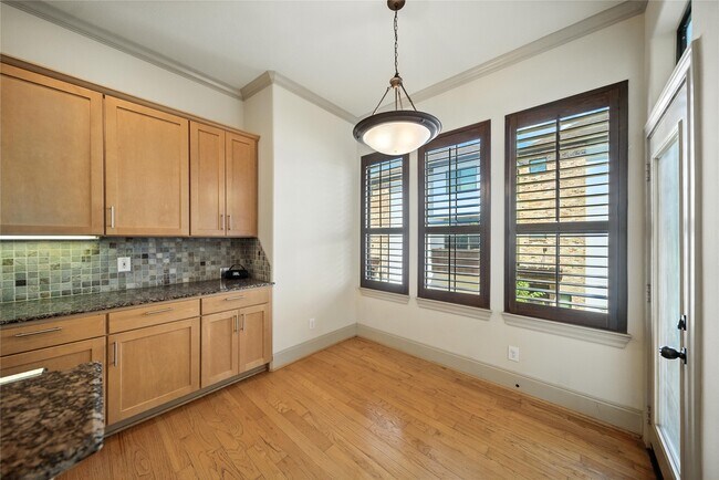 Building Photo - 2318 Camden Dr