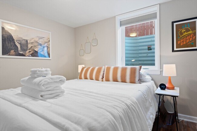 Building Photo - The Garland Bleu 3 bedroom home (Furnished)