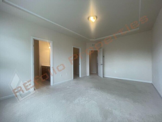 Building Photo - Luxury 3 Story 4 BD/3.5 Bath Townhome @ Sm...