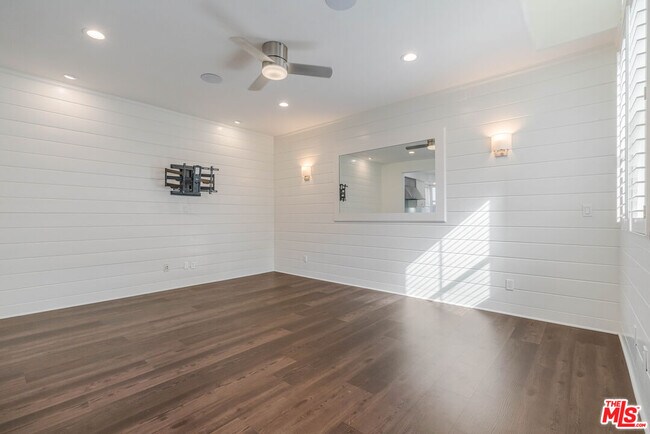 Building Photo - 5800 Seawalk Dr