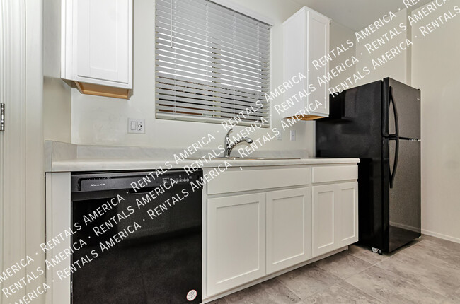 Building Photo - 8821 E Stone Meadow Cir