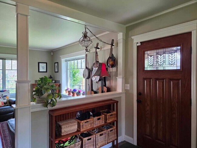 Building Photo - Adorable 2 bedroom house for rent in quiet...