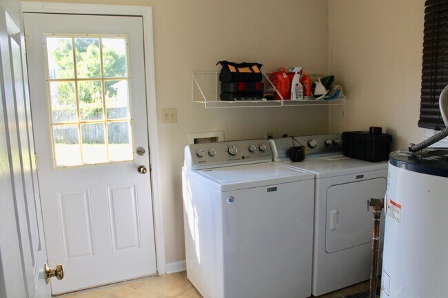 Building Photo - 3BD/2.5BA Home minutes from Dam Neck!  Full fenced Back yard!!