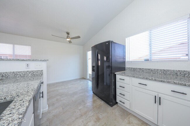 Building Photo - 8873 E Rose Tree Dr