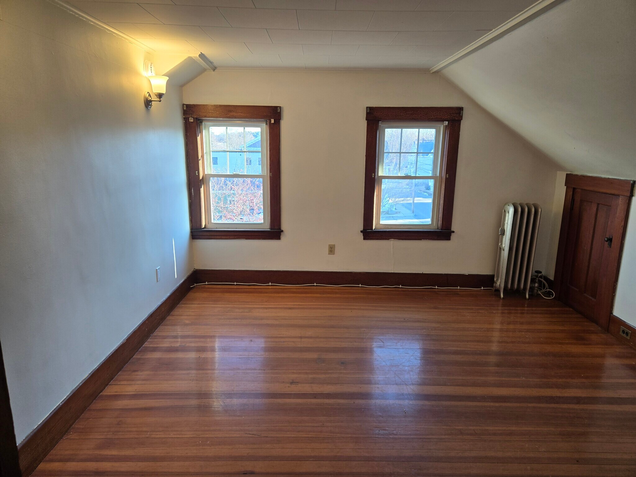 Building Photo - 10 Pierce St