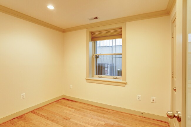 Building Photo - One-Month Free Rent with a move-in by 11/3...