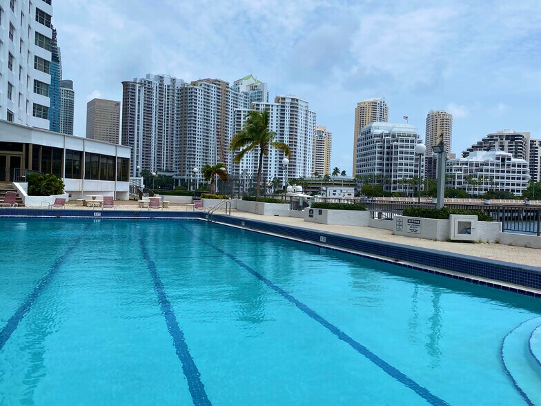 Building Photo - 999 Brickell Bay Dr