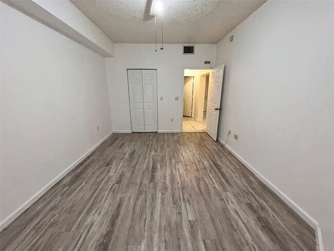 Building Photo - 533 NE 3rd Ave