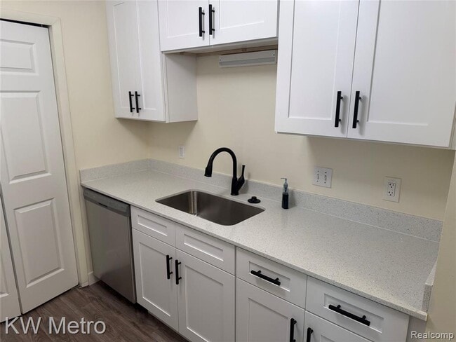 Building Photo - 2049 Duck Lake Rd N