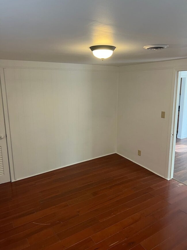 Building Photo - 2 bed 1 bath on quite street