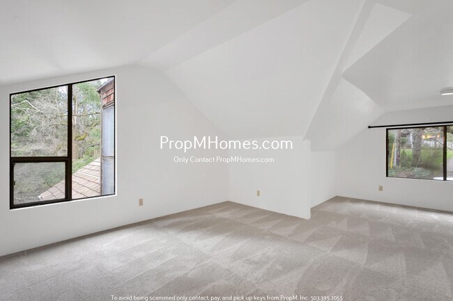Building Photo - Rare Three Bedroom Gem in SW Portland!