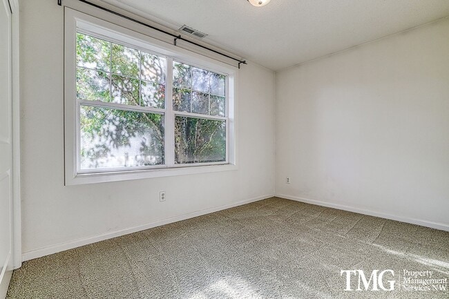 Building Photo - Lovely 3 Bed 2.5 Bath Home in Minnehaha Neighborhood!